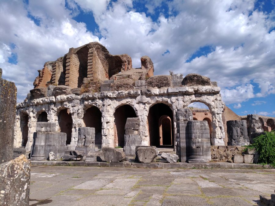 File:Anfiteatro Santa Maria Capua Vetere, Esterno.jpg