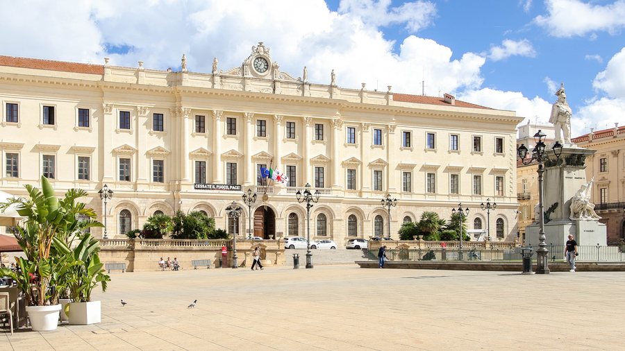 File:Sardinia, Sassari, Piazza d'Italia, Prefettura, monumento a Vittorio Emanuele II.jpg