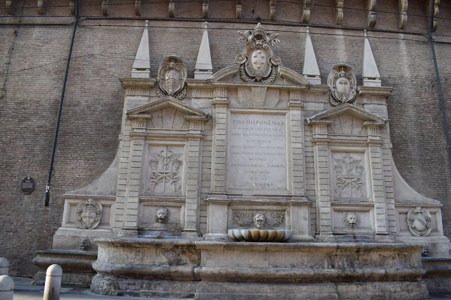 File:FontanaVecchia.jpg