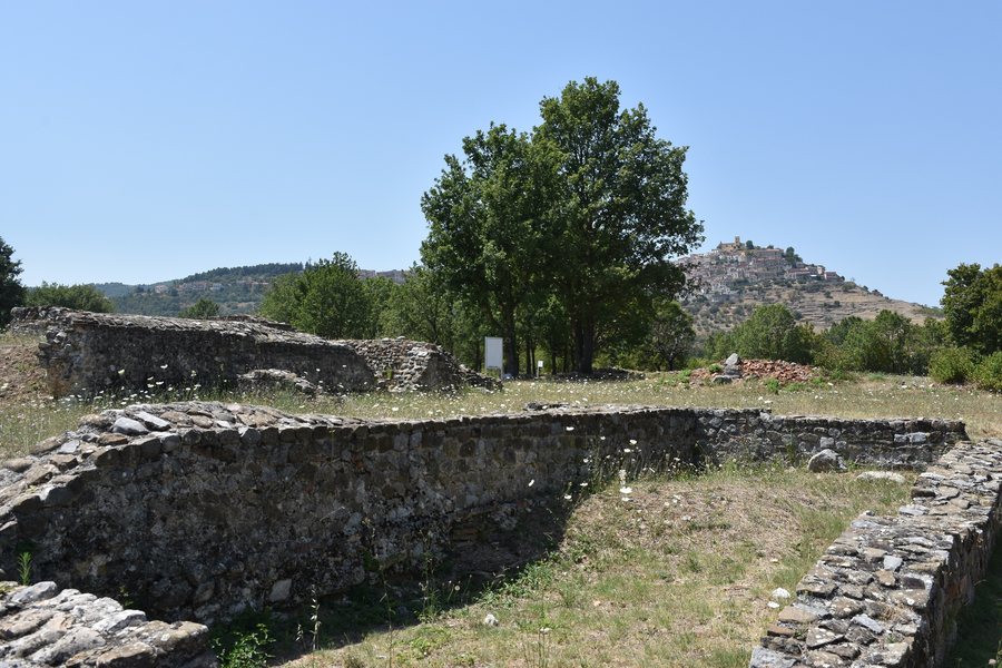 File:Scavi archeologici di Grumentum, con Grumento Nova sulo sfondo.jpg