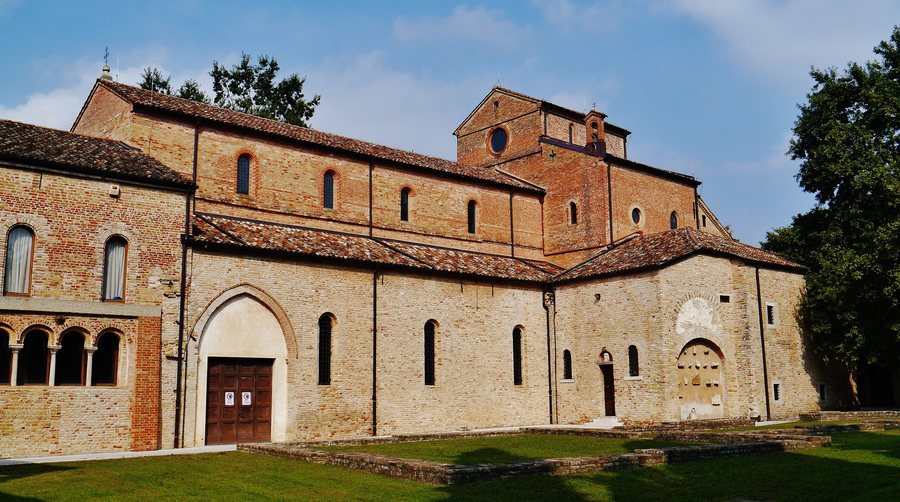 File:Sesto al Reghena Abbazia di Santa Maria in Silvis Chiesa Lato Sud 2.jpg