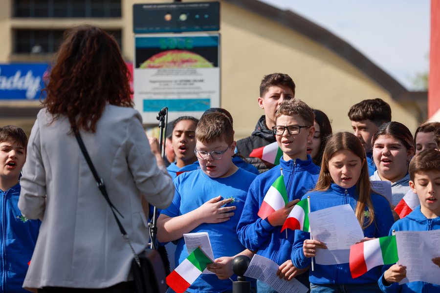 File:US Soldiers celebrate 80th anniversary of the liberation of Montecchio Maggiore, Italy (9001392).jpg