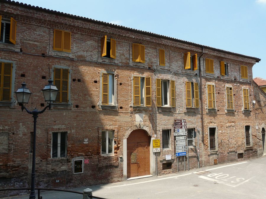 File:Pecetto di Valenza-casa di riposo.jpg