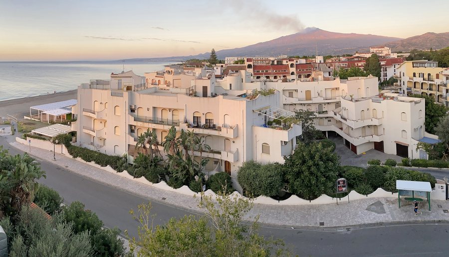 File:Giardini Naxos (Sicily).jpg
