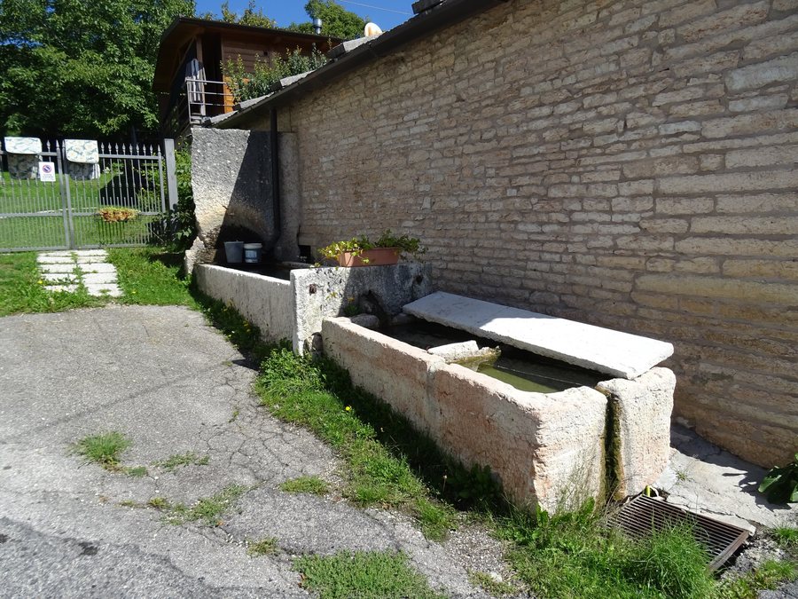 File:Cona - Fontana 01.jpg