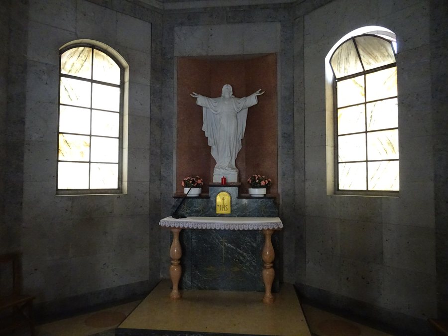 File:Cimitero di Molina di Ledro - Cappelletta, interno.jpg