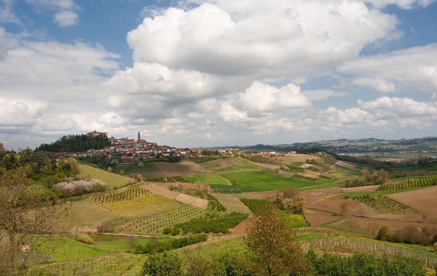 File:Castello di govone (Roero, Piemonte) e colline in primavera.jpg