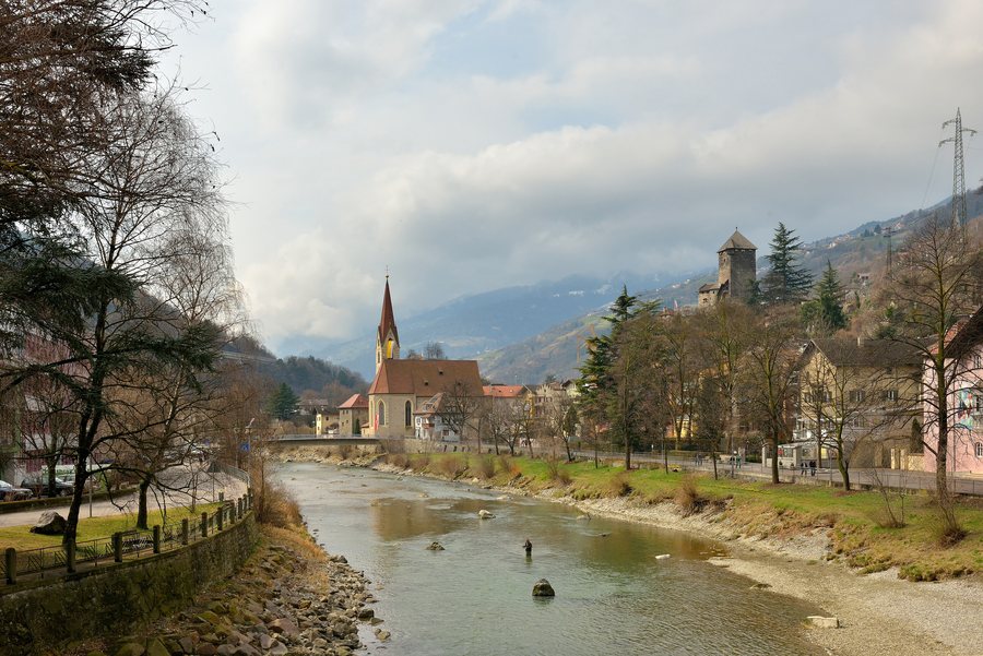 File:Klausen Pfarrkirche Burg Branzoll Eisack.jpg