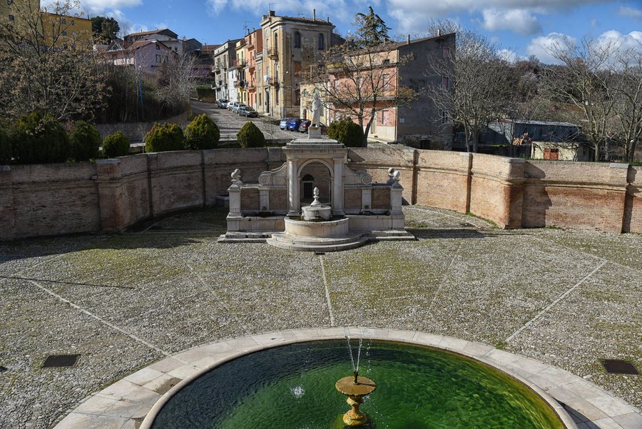 File:Genzano di Lucania fontana.jpg