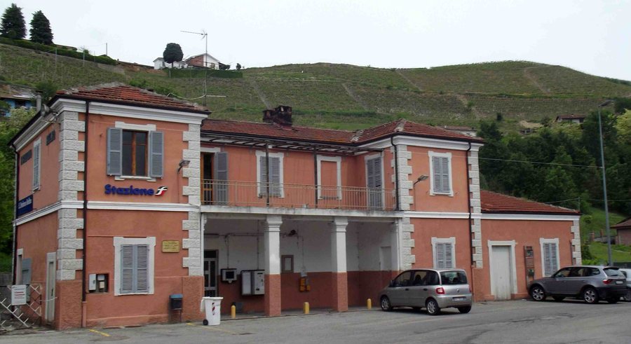 File:Ferrovia alessandria-cavallermaggiore stazione di santo stefano belbo.jpg