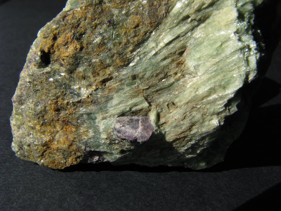 File:Kammererite - Val Locana, Piemonte, Italia 01.jpg