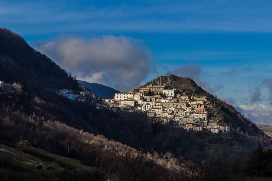 File:Centro Storico di San Fele illuminato dal Sole.jpg