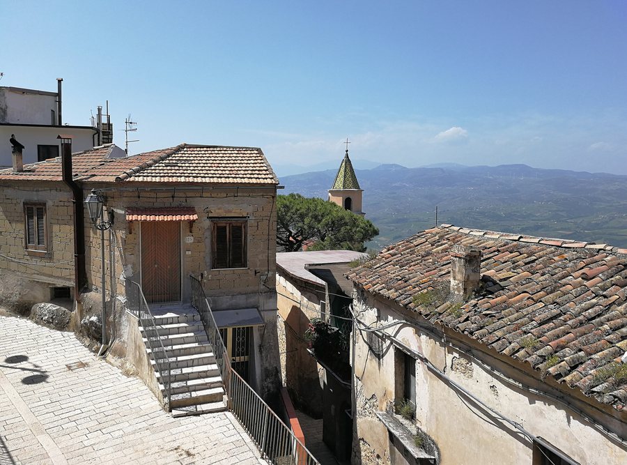 File:Torrecuso - Panorama dal borgo.jpg