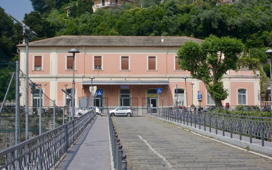 File:Recco railway station (Liguria, Italy).jpg