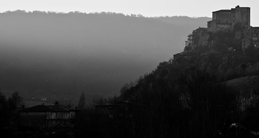 File:Castel di Tora al crepuscolo (5363090949).jpg