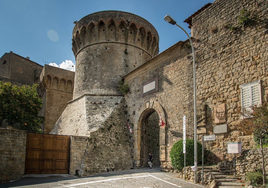 File:Mura di Volterra - Porta Selci.jpg
