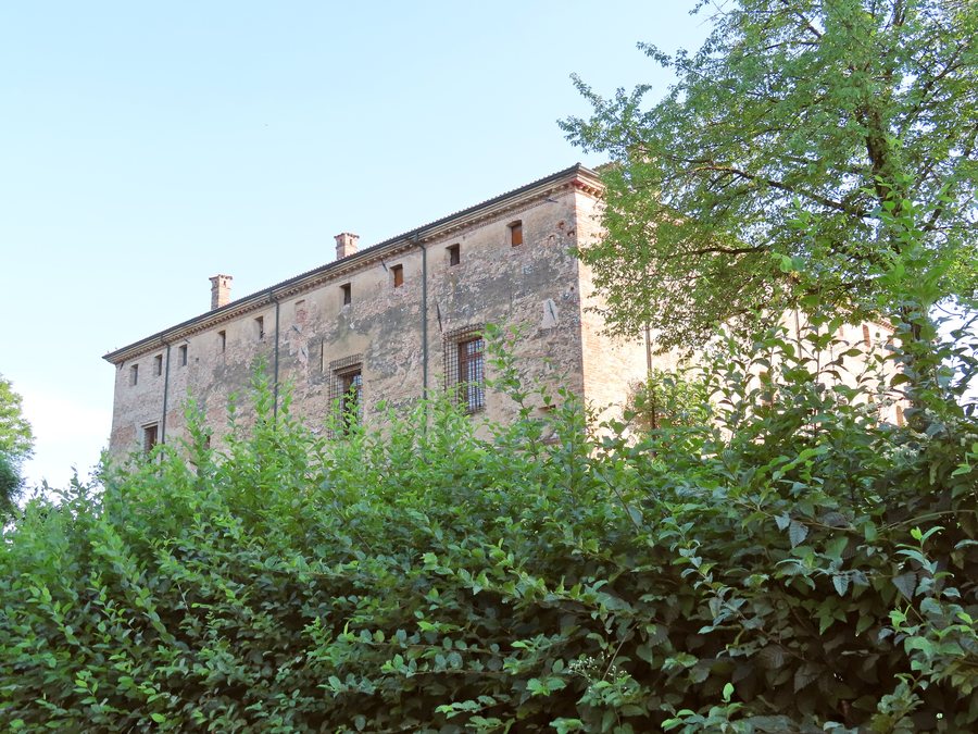 File:Castello (Alseno) - lato nord 1 2022-07-14.jpg