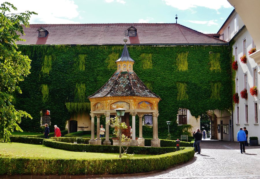 File:Vahrn Kloster Neustift Wunderbrunnen 2.jpg