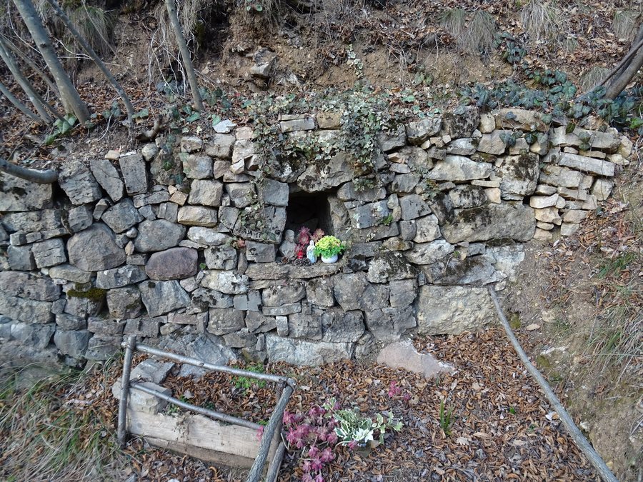 File:Meano - Capitello sul sentiero per la cascata del Mughetto.jpg