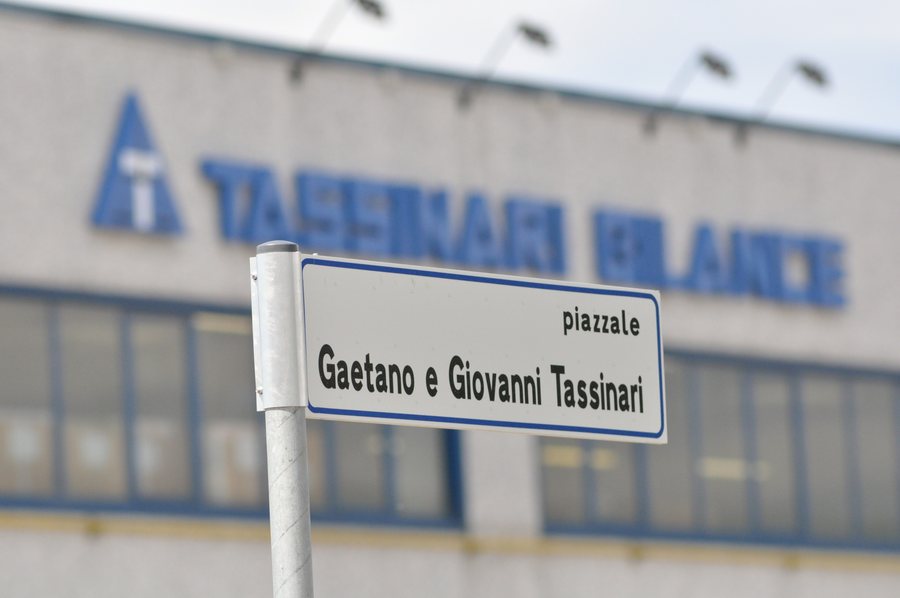 File:Terre del Reno (FE) - frazione Sant'Agostino - piazzale Gaetano e Giovanni Tassinari - targa stradale.jpg