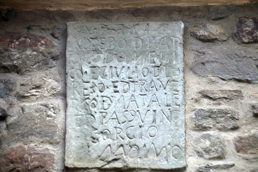File:Momigno (Marliana), centro storico epigrafe 01.jpg