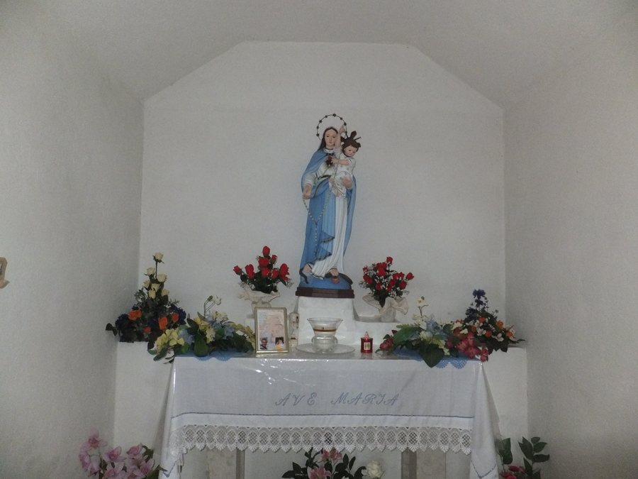 File:Grauno - Cappella nei boschi - Interno.jpg