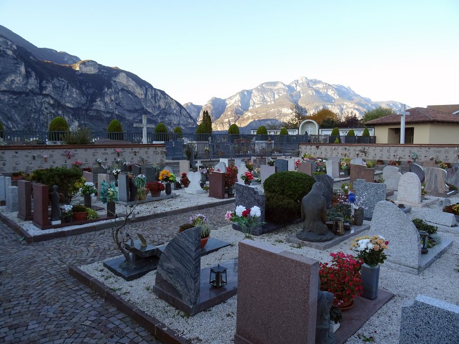 File:Cimitero di Nave San Rocco.jpg