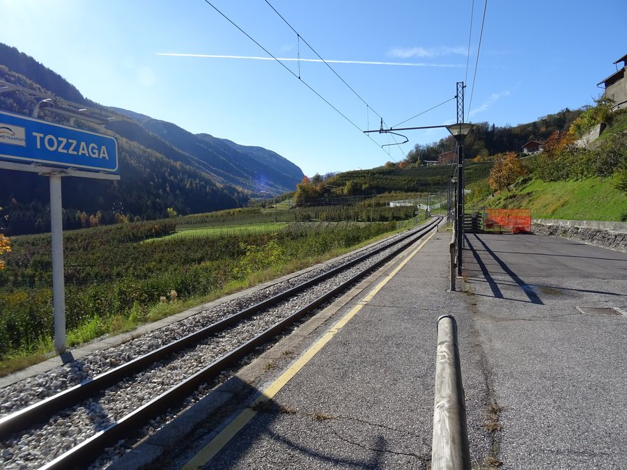File:Stazione di Tozzaga - Binari.jpg