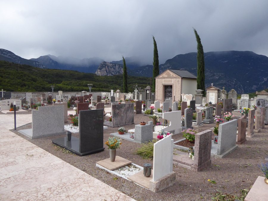 File:Cimitero di Lasino 02.jpg