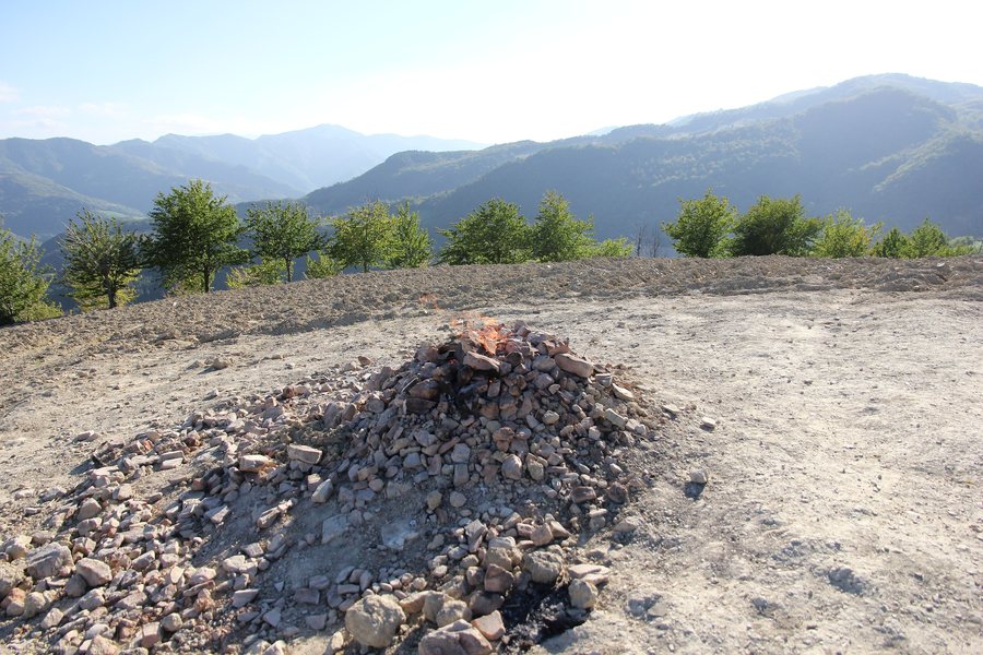 File:Tredozio, fontana ardente di monte Busca (01).jpg