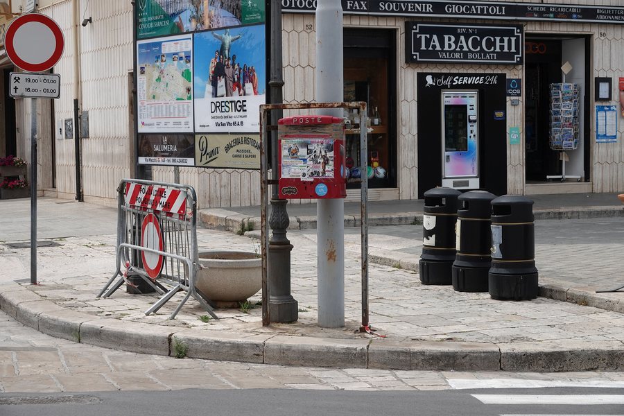 File:Post box in Polignano a Mare, Italy.01.jpg