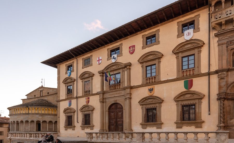 File:Palacio de la Fraternidad de los Laicos, Arezzo, Italia, 2022-09-17, DD 62-64 HDR.jpg