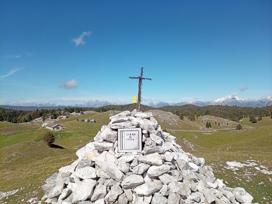 File:Summit cross of Col dei S'cios (1.340 m.a.s.l.) - Polcenigo, Pordenone, Friuli-Venezia Giulia, Italy - 2020-09-30.jpg