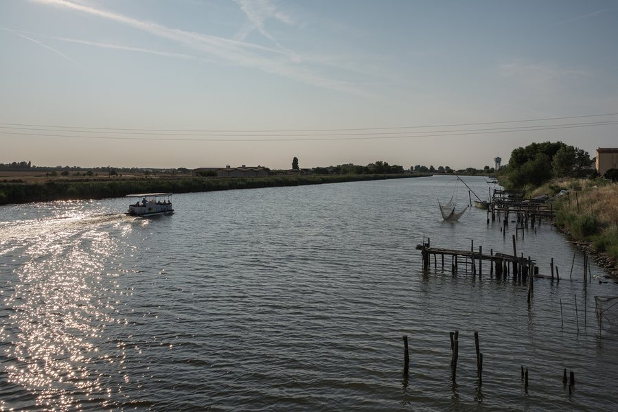 File:Canale Navigabile Migliarino-Porto Garibaldi - Comacchio, Ferrara, Italy - June 10, 2017 - 01.jpg