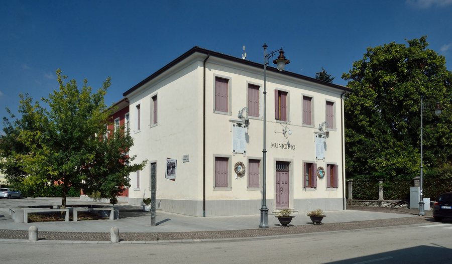 File:Municipio Santa Maria la Longa.jpg