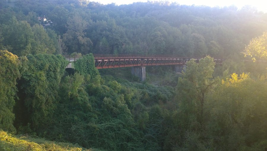 File:Lauria - ex ponte ferroviario presso il cimitero.jpg