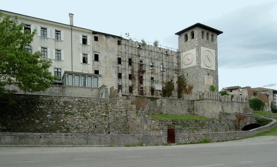 File:Colloredo di Monte Albano Castello 23072008 01.jpg