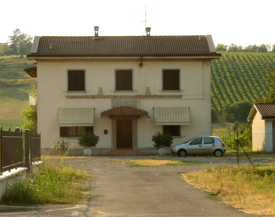 File:Vigolzone - frazione Villò - ex stazione ferroviaria.jpg