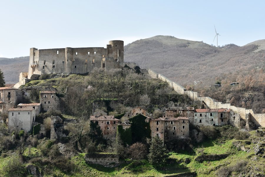 File:CASTELLO DI BRIENZA.jpg