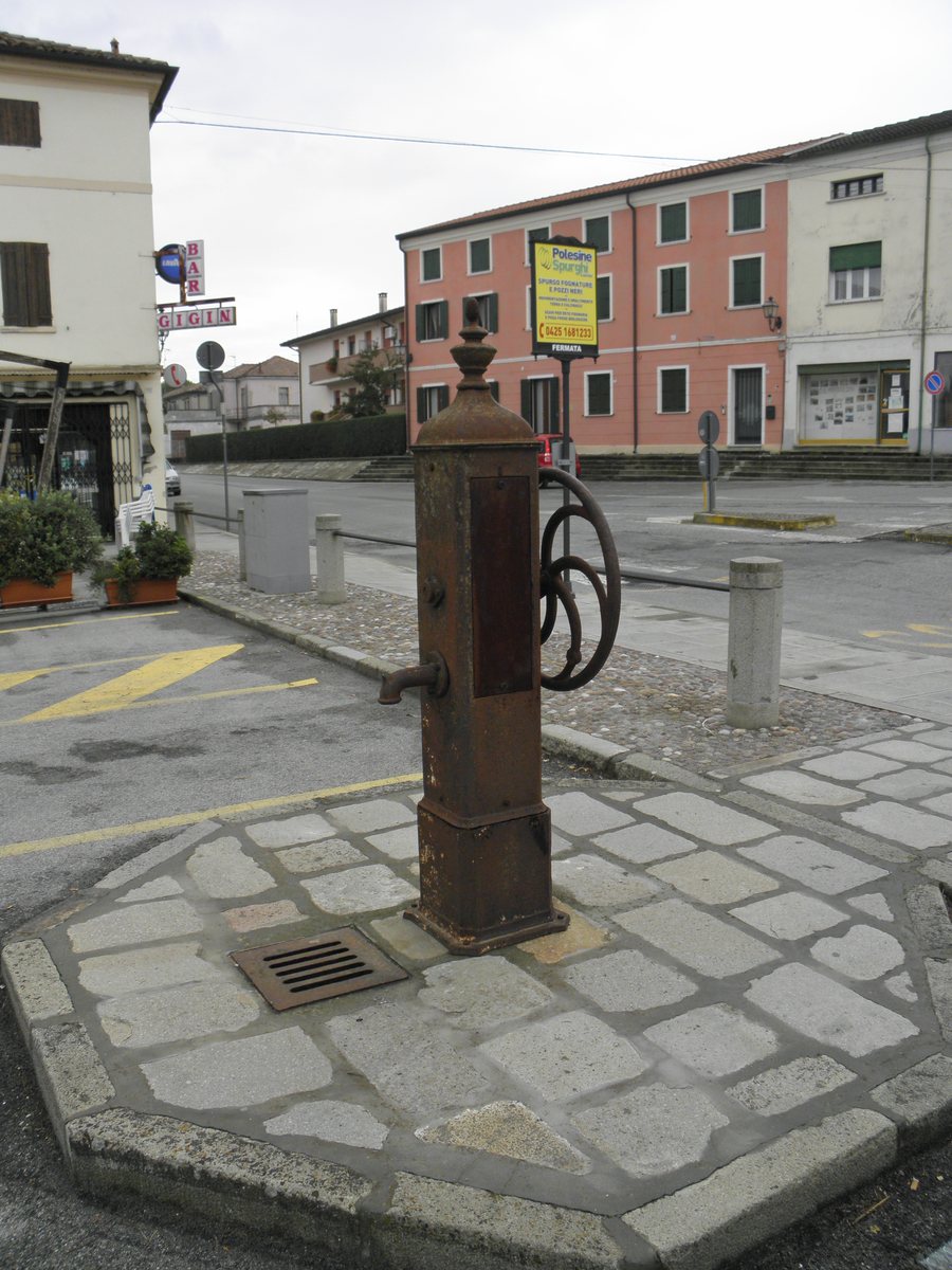 File:Old manual pump in Crespino, Italy.jpg