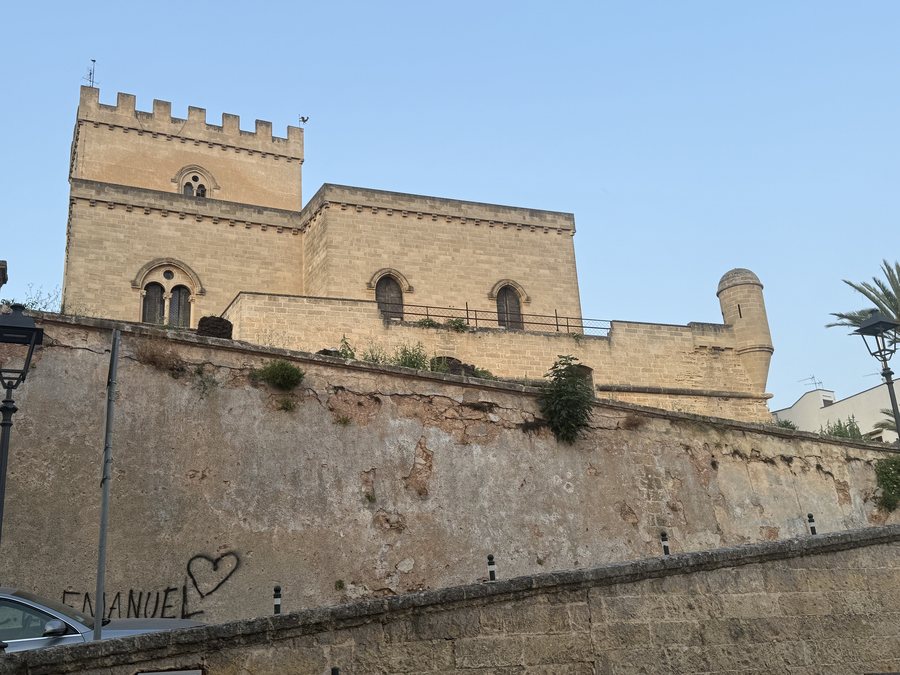 File:Castle of Parabita.jpg