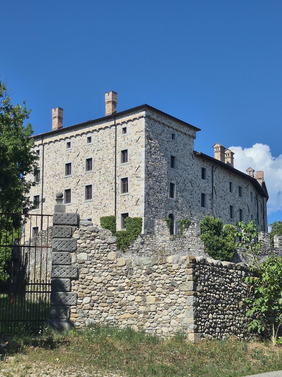File:Castle of Caporiacco.jpg