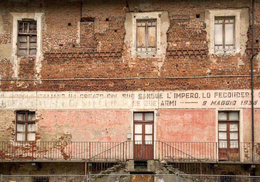 File:Edificio con slogan fascista, Airasca, Italia.jpg