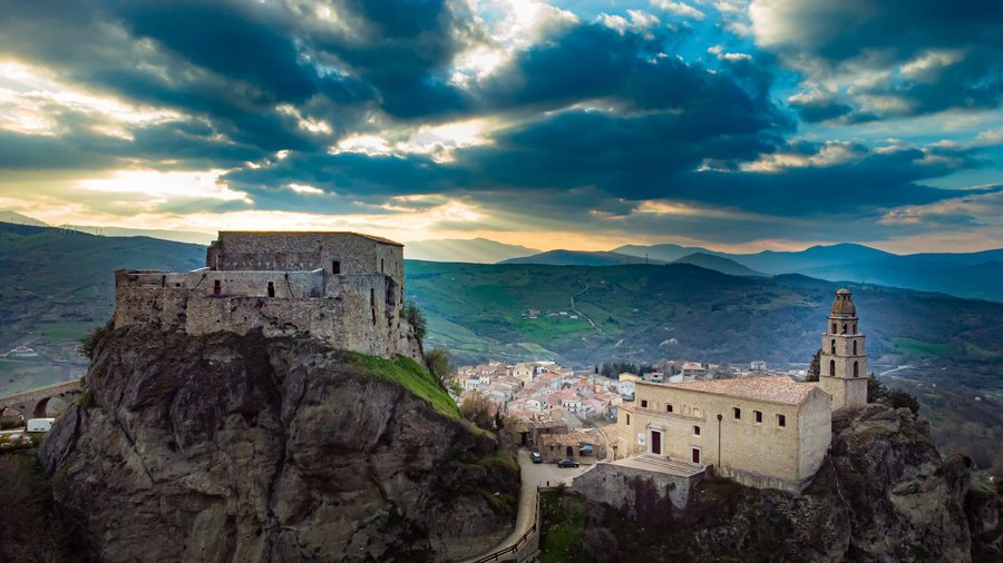File:Laurenzana e il suo Castello.jpeg