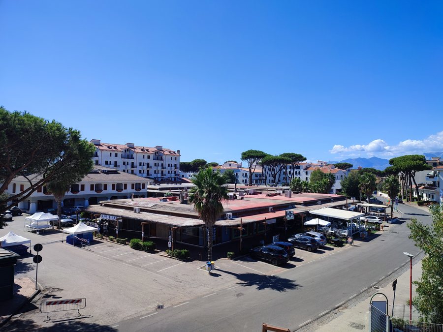 File:Baia Domizia di Sessa Aurunca, Centro negozi.jpg