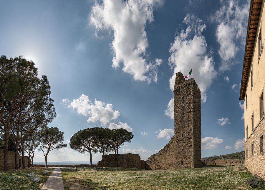 File:Torre del Cassero - Castiglion Fiorentino, Arezzo, Italy - April 13, 2017 - 02.jpg