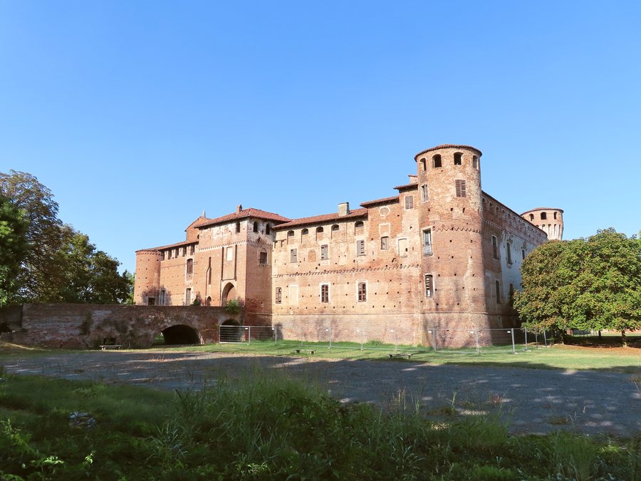 File:Castello (Monticelli d'Ongina) - lati sud e ovest 2 2022-08-09.jpg