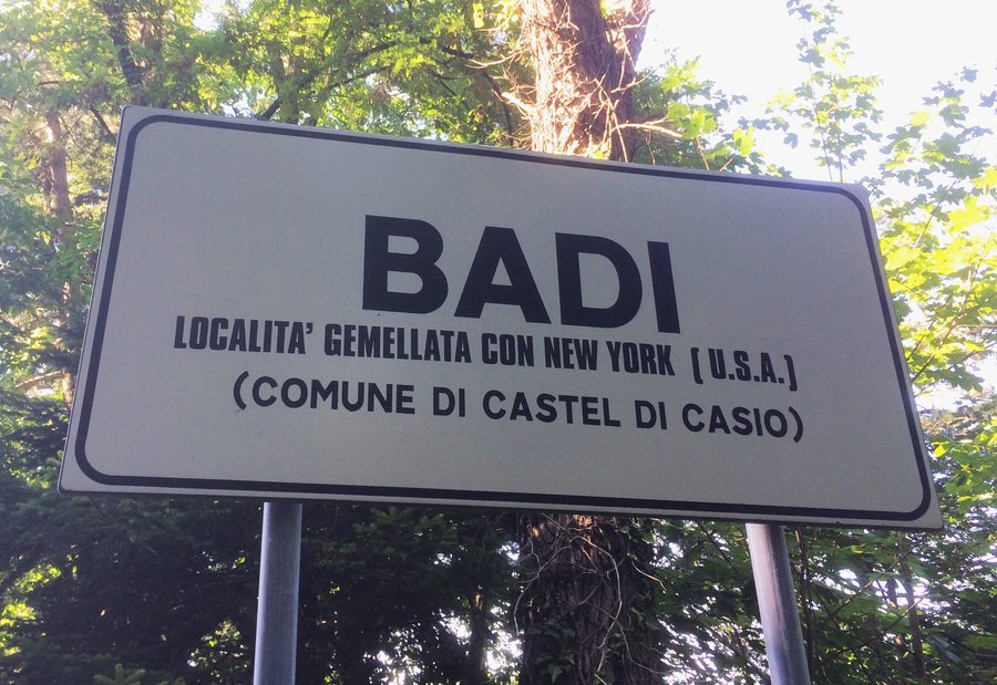 File:Castel di Casio, Badi, cartello gemellaggio New York all'inizio del paese.jpg