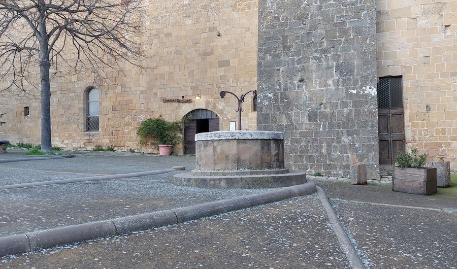 File:Cisterna in Monticchiello Pienza (Siena).jpg