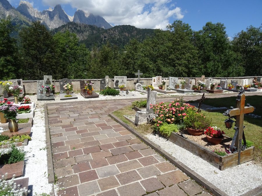 File:Cimitero di Sagron 01.jpg